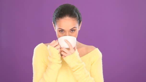 Pretty smiling woman drinking tea - Πλάνα, βίντεο