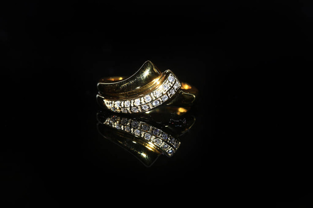 Anel de diamante de joalharia e pedra preciosa em um fundo preto
 - Foto, Imagem