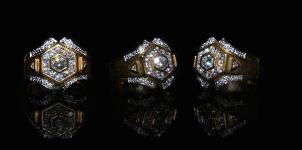Anillo de diamantes de joyería y gemas sobre fondo negro
 - Foto, imagen