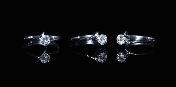 Diamantový prsten šperk a drahokam na černém pozadí - Fotografie, Obrázek