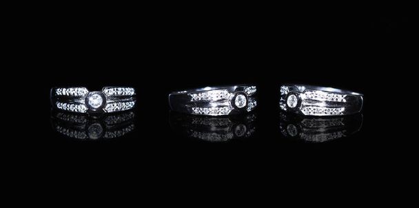 Ювелірне алмазне кільце та камінь на чорному тлі
 - Фото, зображення