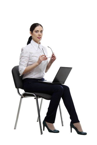 Mujer de negocios con portátil en blanco
 - Foto, Imagen