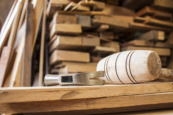 Martillos sobre fondo de madera carpintería
 - Foto, Imagen