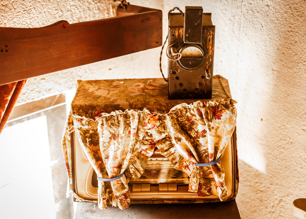 Starożytne radio pokryte tkaniną - Zdjęcie, obraz