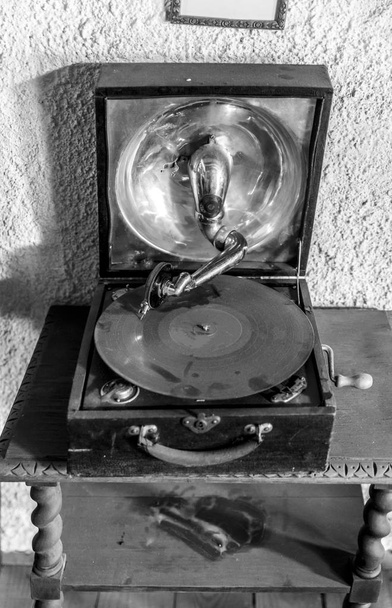 Ancien tourne-disque placé dans une boîte en bois
 - Photo, image