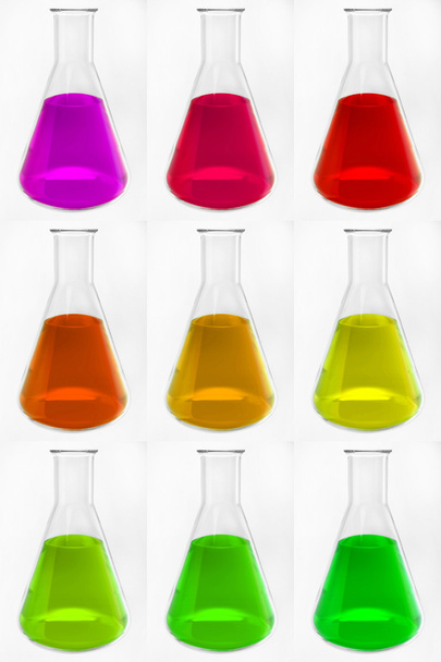 Rétorques en verre chimique avec liquide coloré
 - Photo, image