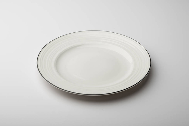 Пустой круглый белый пластины с украшенной границы
 - Фото, изображение