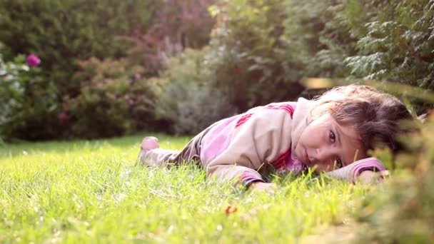 Una niña está rodando en la hierba
 - Metraje, vídeo