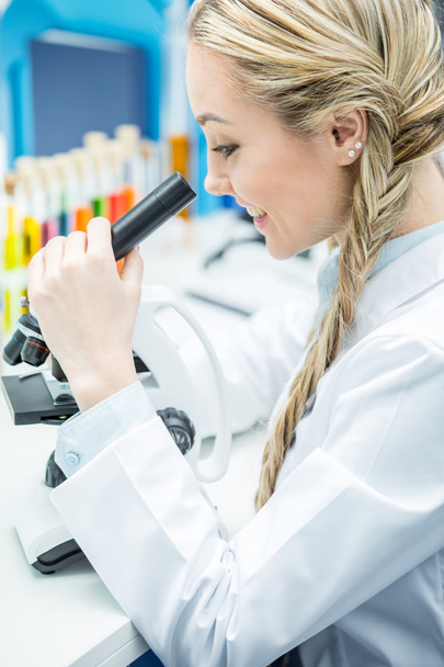 Científica femenina en laboratorio
 - Foto, Imagen