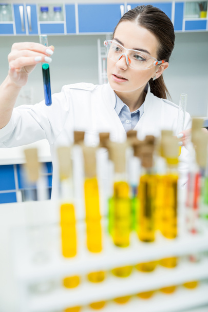 Científica femenina en laboratorio
 - Foto, Imagen