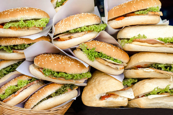 Pouliční festival jídla. Šunka a sýr hamburgery s kečupem greem salát a omáčka ležící na výloze. - Fotografie, Obrázek