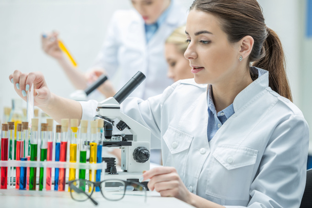 Científica femenina en laboratorio
 - Foto, imagen