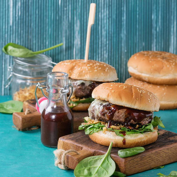 Hamburgers with beef and spinach - Zdjęcie, obraz