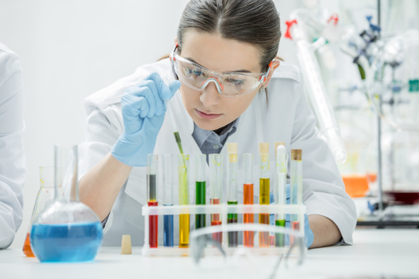 vrouwelijke wetenschapper in lab - Foto, afbeelding