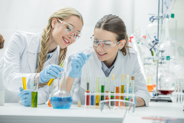 Kobiety-naukowcy w laboratorium - Zdjęcie, obraz