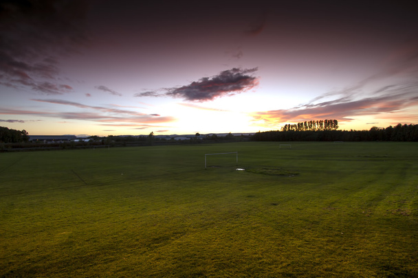 空のフィールドにスコットランド沈む夕日 - 写真・画像