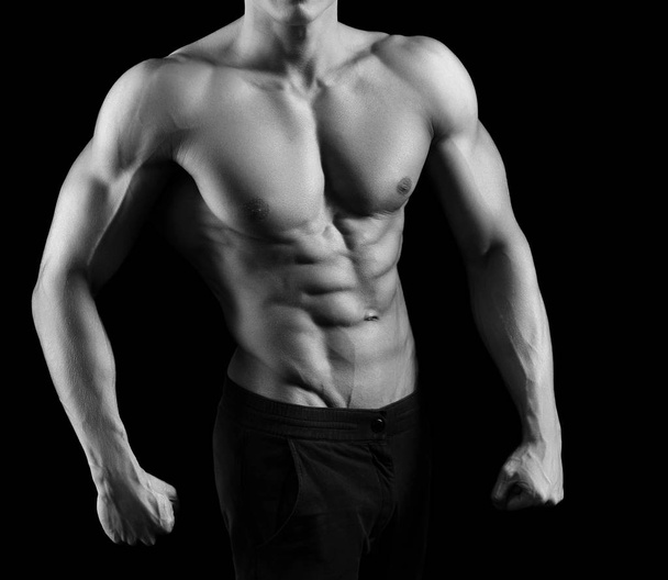 男性フィットネス モデルの黒と白のショット - 写真・画像