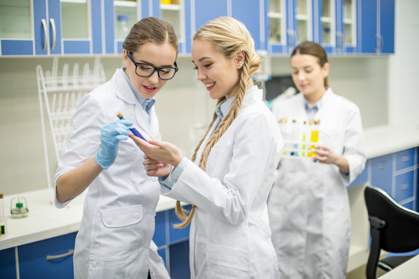 Женщины-учёные в лаборатории
 - Фото, изображение