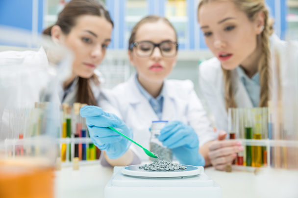 Vrouwelijke wetenschappers in een lab - Foto, afbeelding