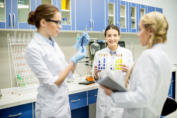 Scientifiques féminines en laboratoire
 - Photo, image