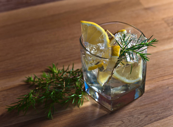 Gin s citronem, LED a jalovec větví  - Fotografie, Obrázek