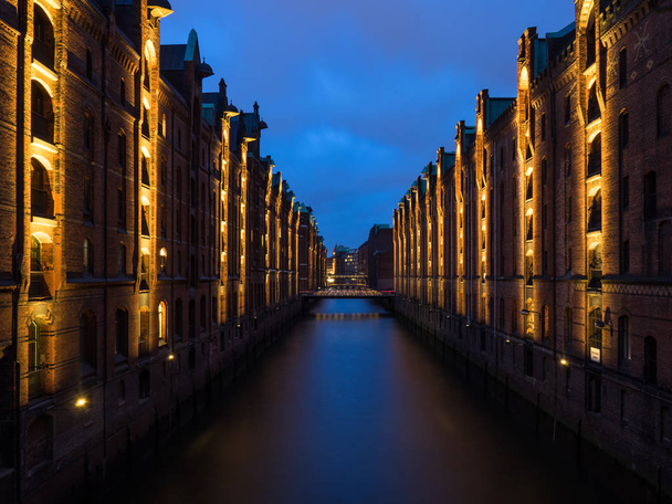 Исторический складской район Гамбурга, Германия, ночью
 - Фото, изображение