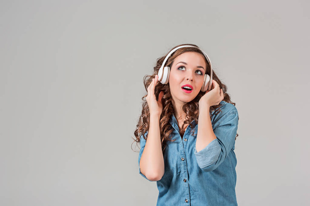 Happy young woman listening music with headphones. - Zdjęcie, obraz