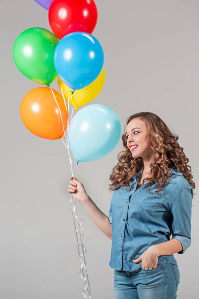 Dziewczyna z kilka kolorowych balonów - Zdjęcie, obraz