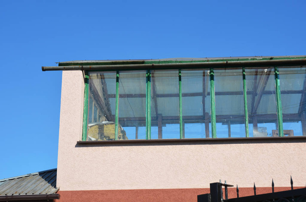 Edificio casa terraza acristalada en la azotea
.  - Foto, imagen