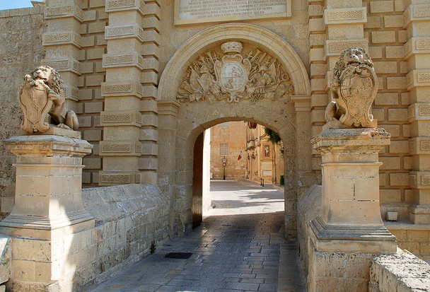 Mdina, Málta: Kilátás a Mdina kapu, oroszlán tart Vilhena címere - Fotó, kép