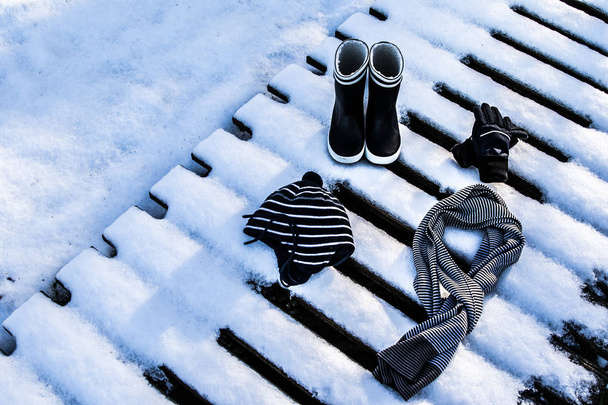 Winter gear opleggen van sneeuw - Foto, afbeelding