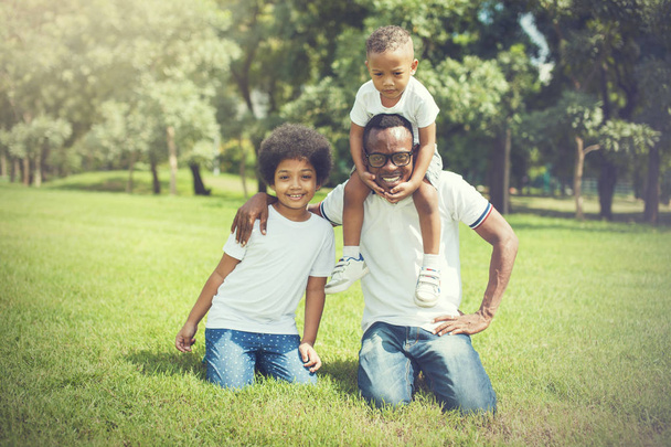 Baba, oğlu ve kızı mutlu ve neşeli Afro-Amerikan Aile. - Fotoğraf, Görsel