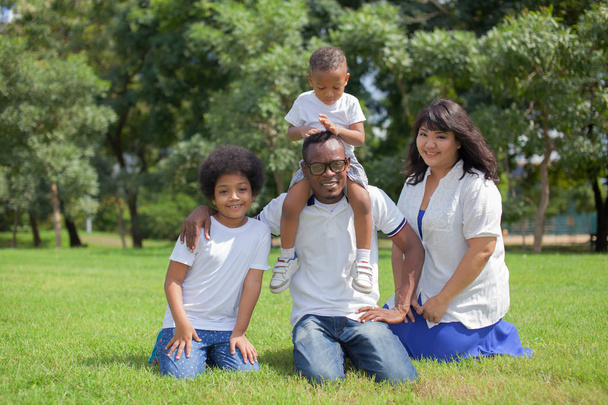Boldog, változatos, vegyes verseny családi csoport fénykép a parkban - Fotó, kép