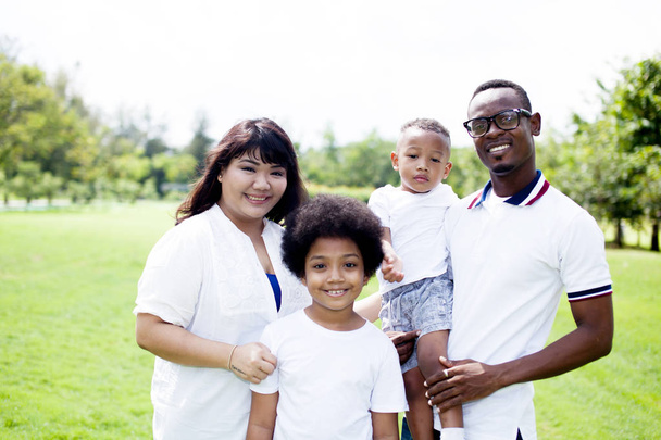 Rodinné skupinové foto v parku šťastný různorodé a smíšené rasy - Fotografie, Obrázek