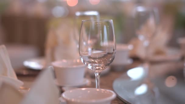 Jadalnia naczynia w restauracji wysoki kończyć pod Oświetlenie mieszane z bliska - Materiał filmowy, wideo