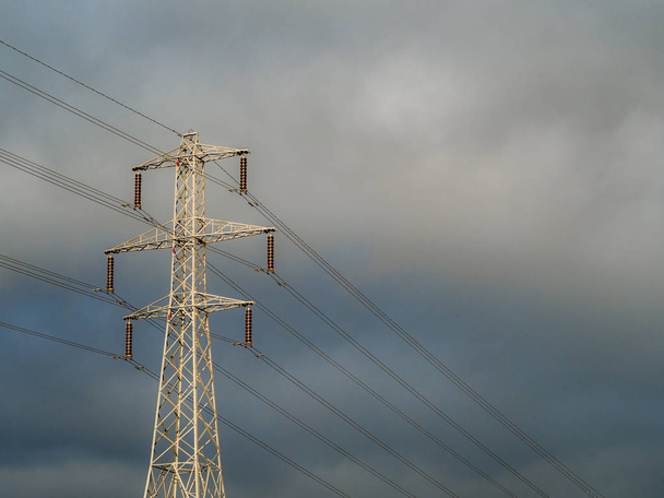嵐曇り空に対して電力供給パイロン - 写真・画像