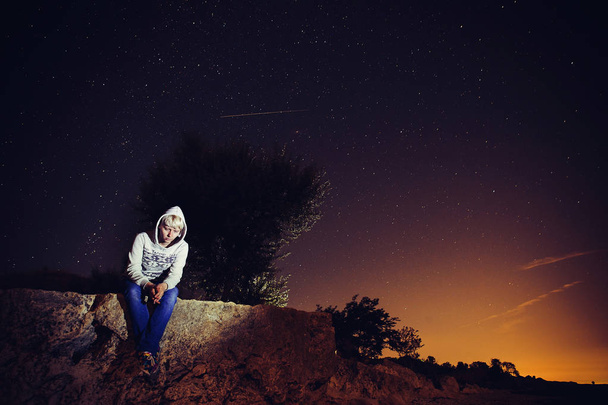 dívka na okraji útesu v smutné noci - Fotografie, Obrázek