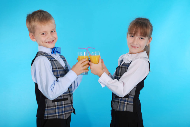 Girl and boy drink juice - Foto, afbeelding