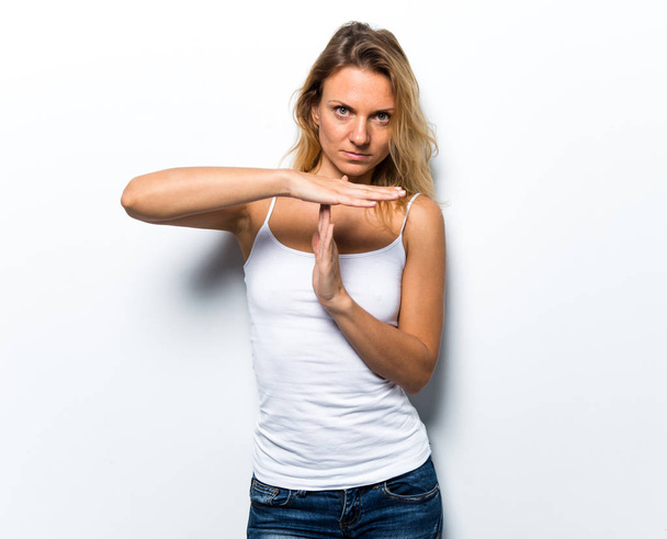 Pretty young woman making time out gesture - Foto, afbeelding