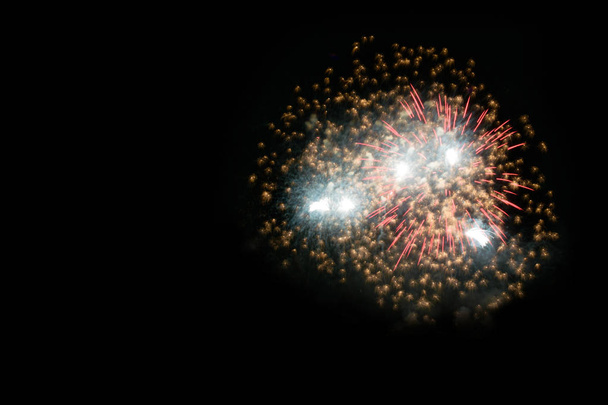 Bunte Feuerwerk isoliert auf schwarzem Hintergrund - Foto, Bild