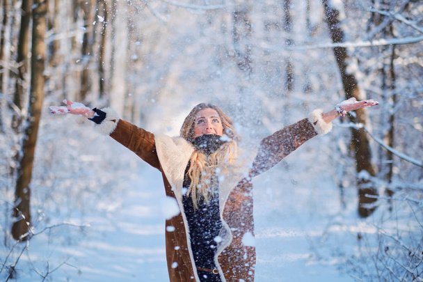 Blondýnka mladá žena stojící v lese zimní sněžení - Fotografie, Obrázek