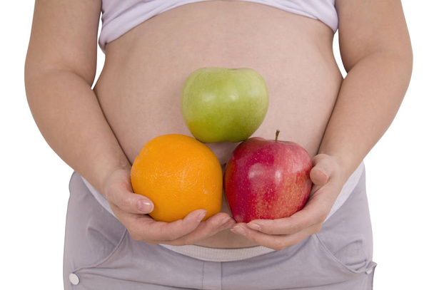 Mujer embarazada con frutas (camino de recorte
) - Foto, imagen