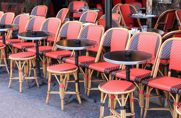 Mesas en un típico café parisino
 - Foto, imagen