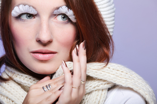Gyönyörű téli fiatal nő portréja, fehér szempillát - Fotó, kép