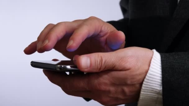 Businessman reading on mobile phone 4 K - Footage, Video