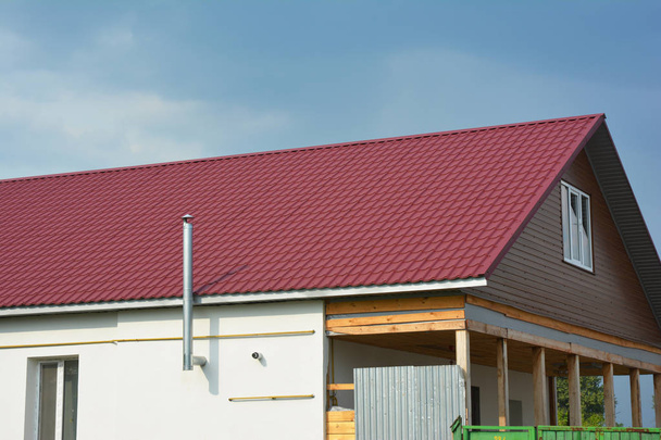 Budynek nowy budowy domu czerwony dach metalowy - Zdjęcie, obraz