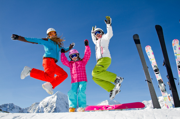 スキー、雪、太陽と冬の楽しみ - 写真・画像
