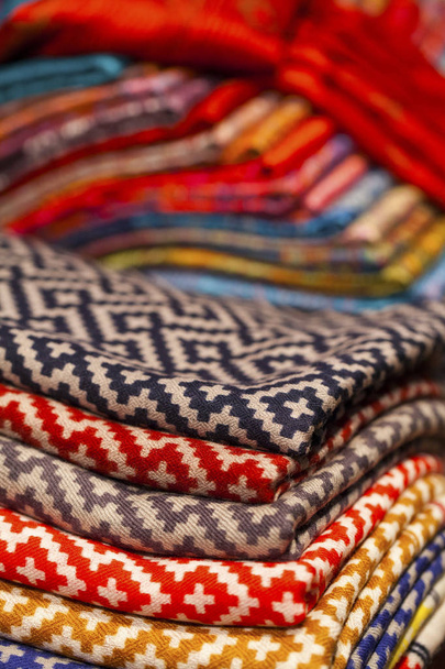 Cachecóis coloridos de seda e lã
  - Foto, Imagem