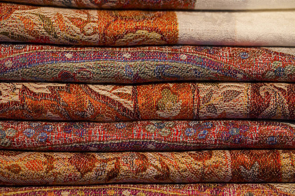 Foulards en soie et laine colorés
  - Photo, image
