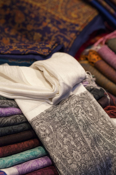 Pañuelos de seda y lana de colores
  - Foto, imagen